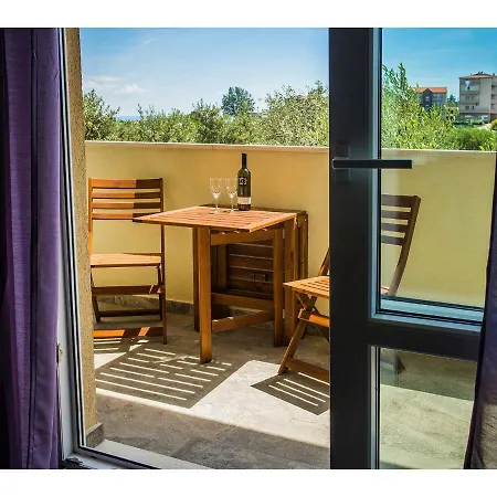 Olive Tree Apartment *